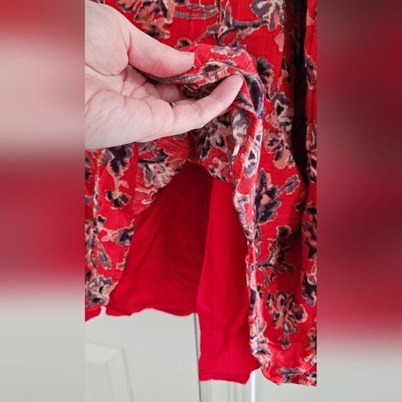 Nwot Floral Red Women's Top - Picture 4 of 4